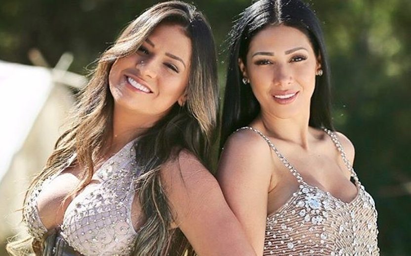 Simone e Simaria usando roupas de velho oeste no clipe de regime fechado