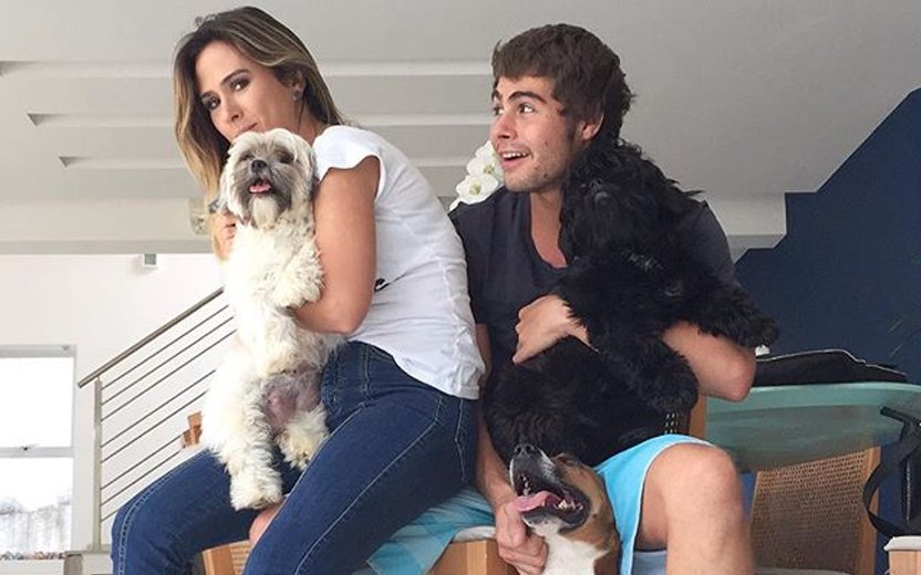 Tatá Werneck e Rafael Vitti com seus cachorros