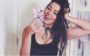 Youtuber Evelyn Regly tirando foto no espelho