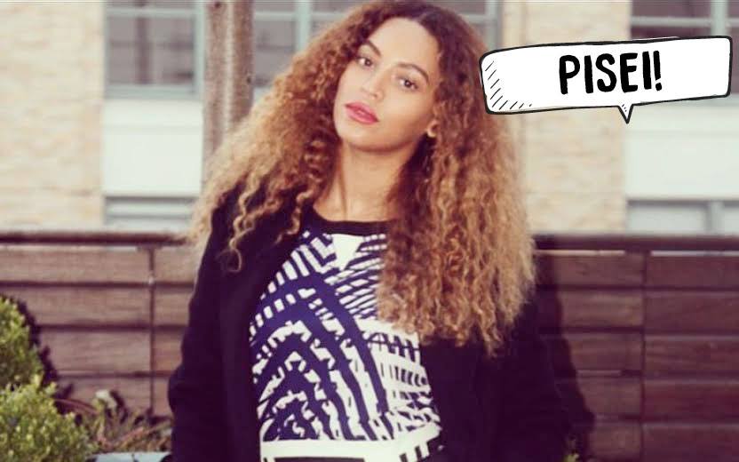 Beyoncé com cabelos cacheados e plaquinha de "pisei"