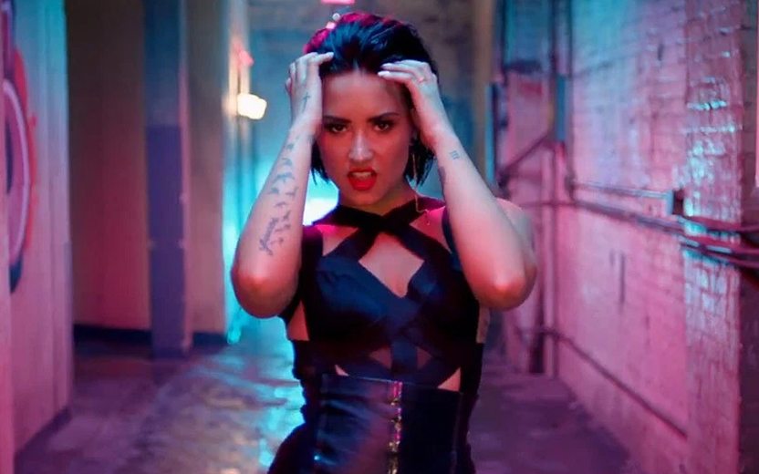 Demi Lovato em Cool For The Summer, música que fala sobre tabus, como o da homossexualidade