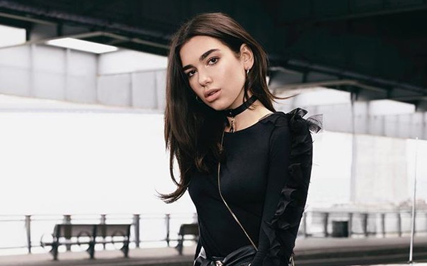Dua Lipa, que fez cover de Amy Winehouse, usando roupas pretas