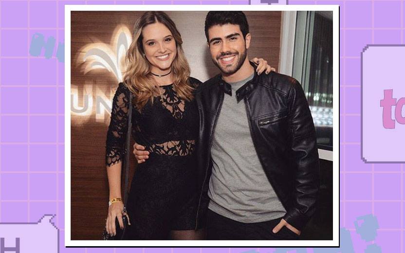 Juliana Paiva e Juliano Laham posam para foto em evento usando roupas pretas