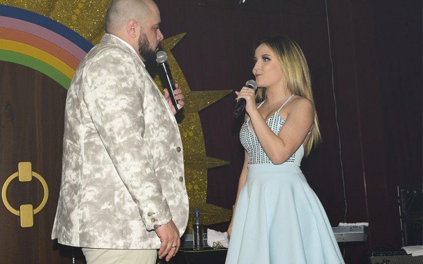 Larissa Manoela canta "Loka" ao lado de Tiago Abravanel