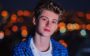 Lucas com camisa xadrez azul