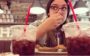 Malena comendo fastfood