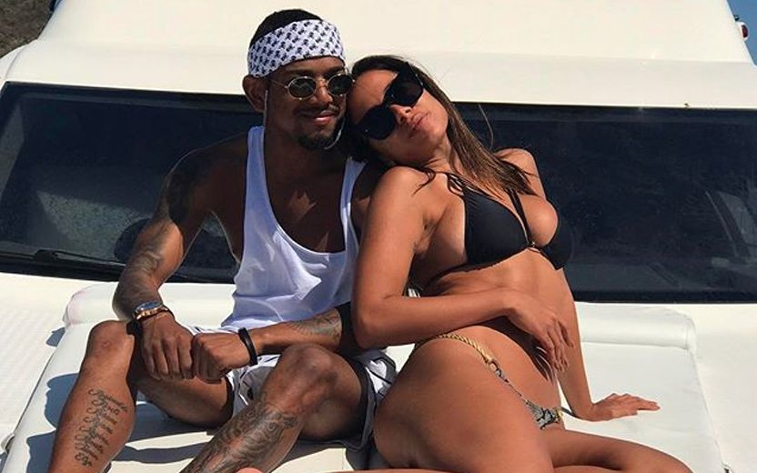 Anitta e Nego do Borel de biquini em barco