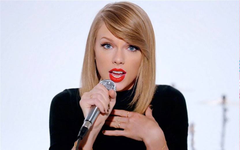 Taylor Swift com cara de assustada em Shake It Off