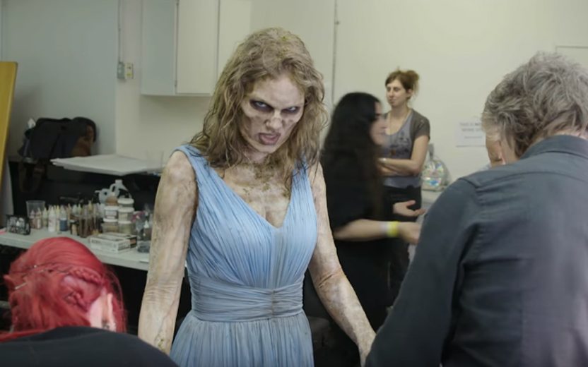 Taylor Swift sendo transformada em zumbi