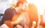 Casal se beijando enquanto toma sorvete