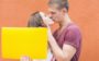 casal se beijando na escola