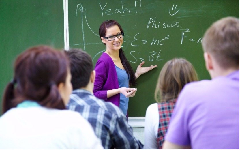 alunos durante a aula levando bronca de professora