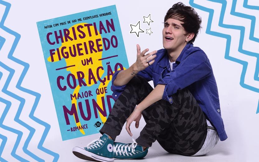 Christian sentado com seu novo livro ao lado