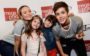 Larissa Manoela e João Guilherme posam com crianças em evento