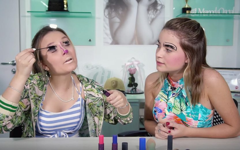 Larissa Manoela e Raissa Chaddad fazendo maquiagem bizarra