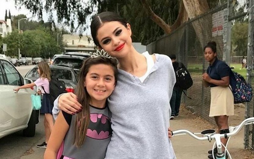 Selena Gomez posando para foto com fã