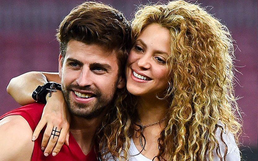 Shakira e Piqué abraçados e sorrindo