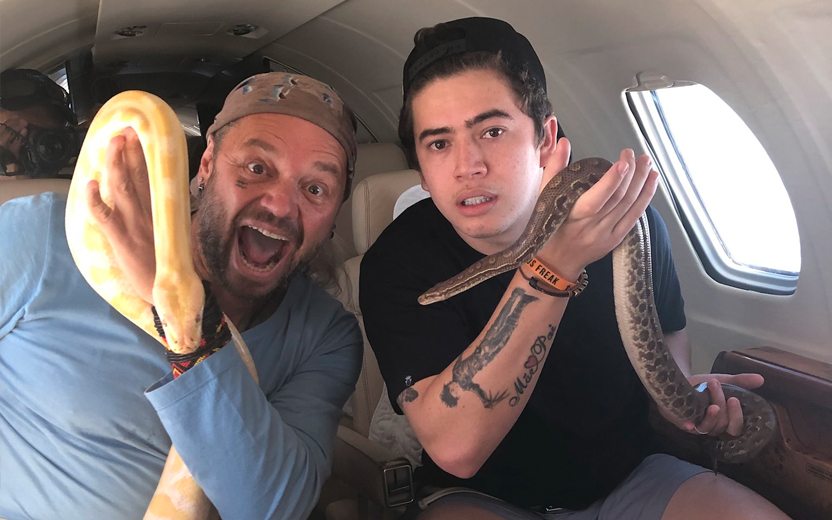 Whindersson Nunes e Richard Rasmussen segurando cobras em jatinho