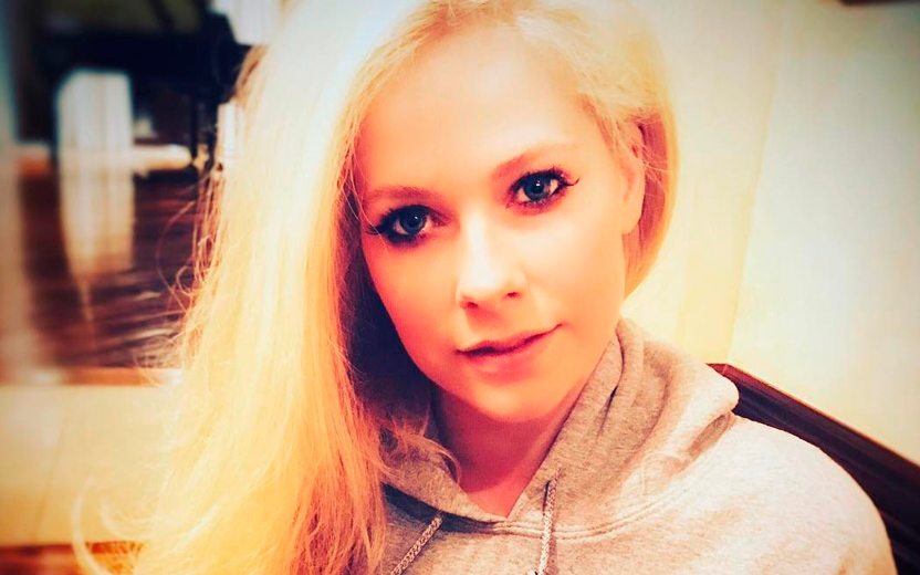 Avril Lavigne fala sobre a teoria de ter sido morta e substituída