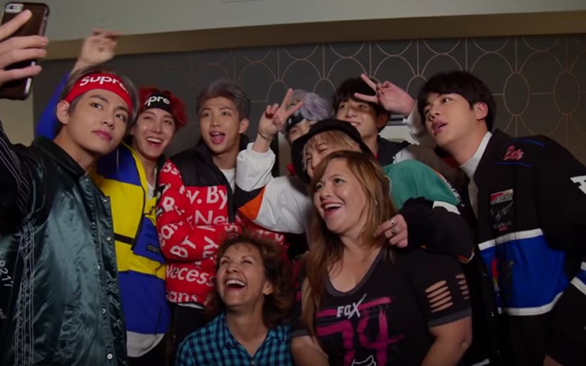 BTS com mães de fãs
