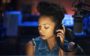 Menina com fone de ouvido na série the get down