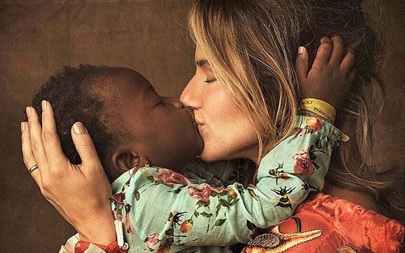 Giovanna Ewbank dá selinho na filha, Titi