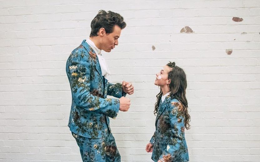 Harry Styles e menininha do clipe de Kiwi