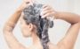 Menina lavando o cabelo com shampoo