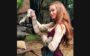 Marina Ruy Barbosa segurando cobra em novela que vai contracenar com Bruna Marquezine