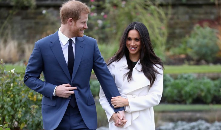 Príncipe Harry e Meghan Markle andando pelo jardim do Palácio