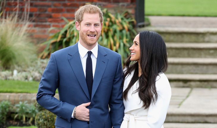 Príncipe Harry e Meghan Markle posando para foto