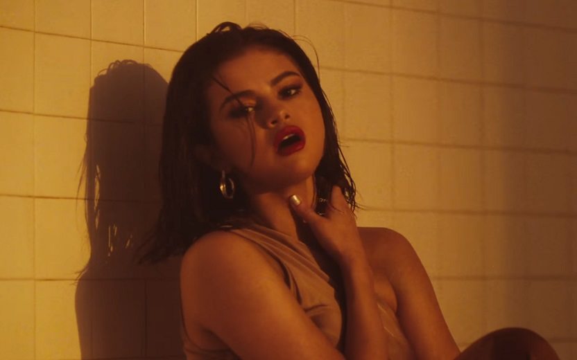 selena gomez no clipe de wolves