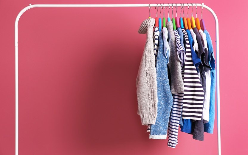 Roupas organizadas em cabides para falar de moda sustentável