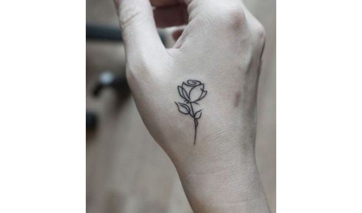tatuagens de flores delicadas