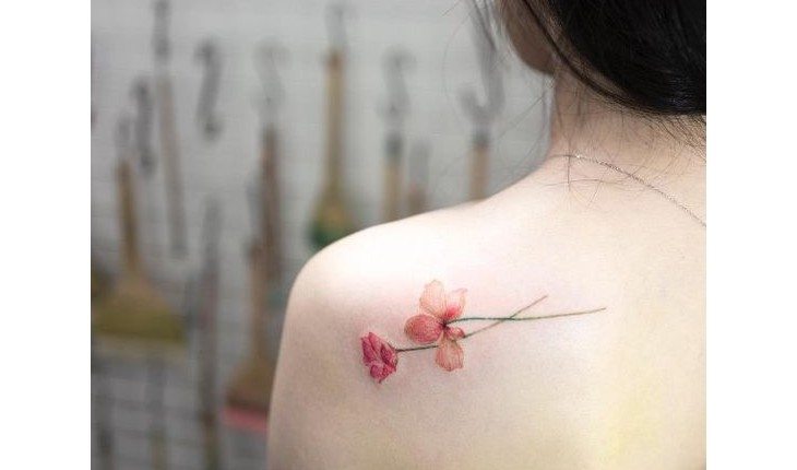tatuagens de flores delicadas