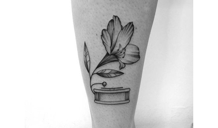 tatuagens de flores delicadas