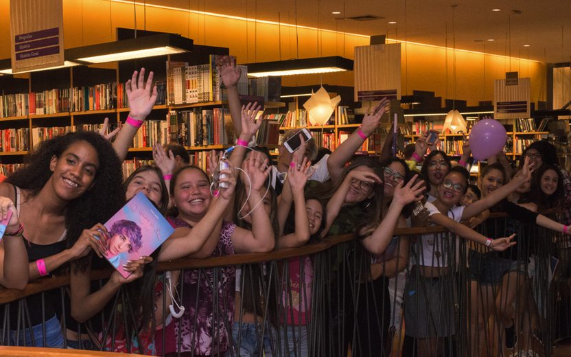 Meninas na fila para entrar no Festival todateen em São Paulo