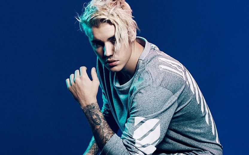 Justin Bieber dançando posado