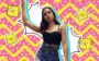 Cantora anitta com uma blusa preta em pé