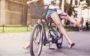 Amigas andando de bicicleta nas férias de janeiro