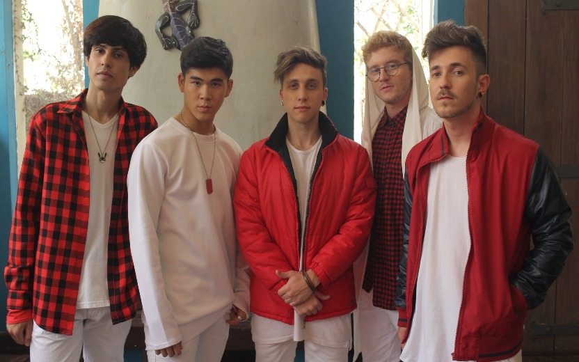 Integrantes do grupo Wibe enfileirados usando branco e vermelho