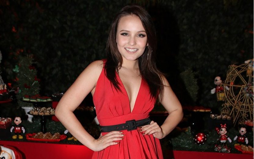 Larissa Manoela usando vestido vermelho em festa surpresa de aniversário com tema Disney