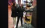 Maisa Silva e sua mãe posando ao lado de estátua em Madri