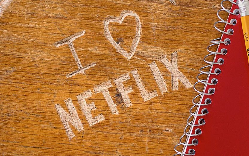 qual série representa você? Escrito eu amo netflix em uma mesa escolar em 2017