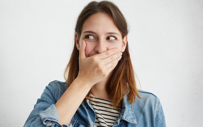 Menina com cara de que está envergonhada por pagar mico