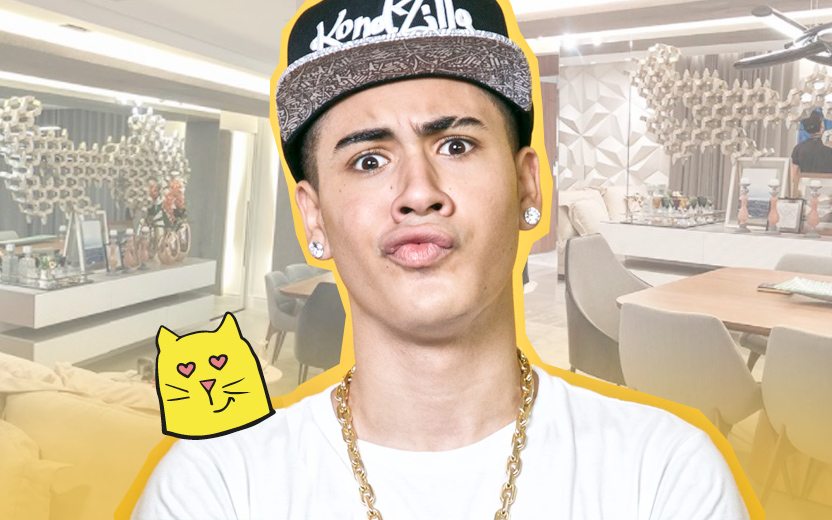 Novo apê do Kevinho. Na foto, uma montagem da casa do Kevinho ao fundo e o funkeiro na frente