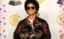 Bruno Mars com seus 6 prêmios