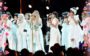 Kesha cantando ao lado de mulheres inspiradoras