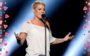 Pink cantando no palco