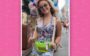 Larissa Manoela usando pochete na Disney